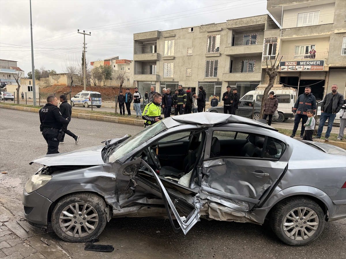 Adıyaman'da park halindeki araca çarpan otomobildeki 3 kişi yaralandı