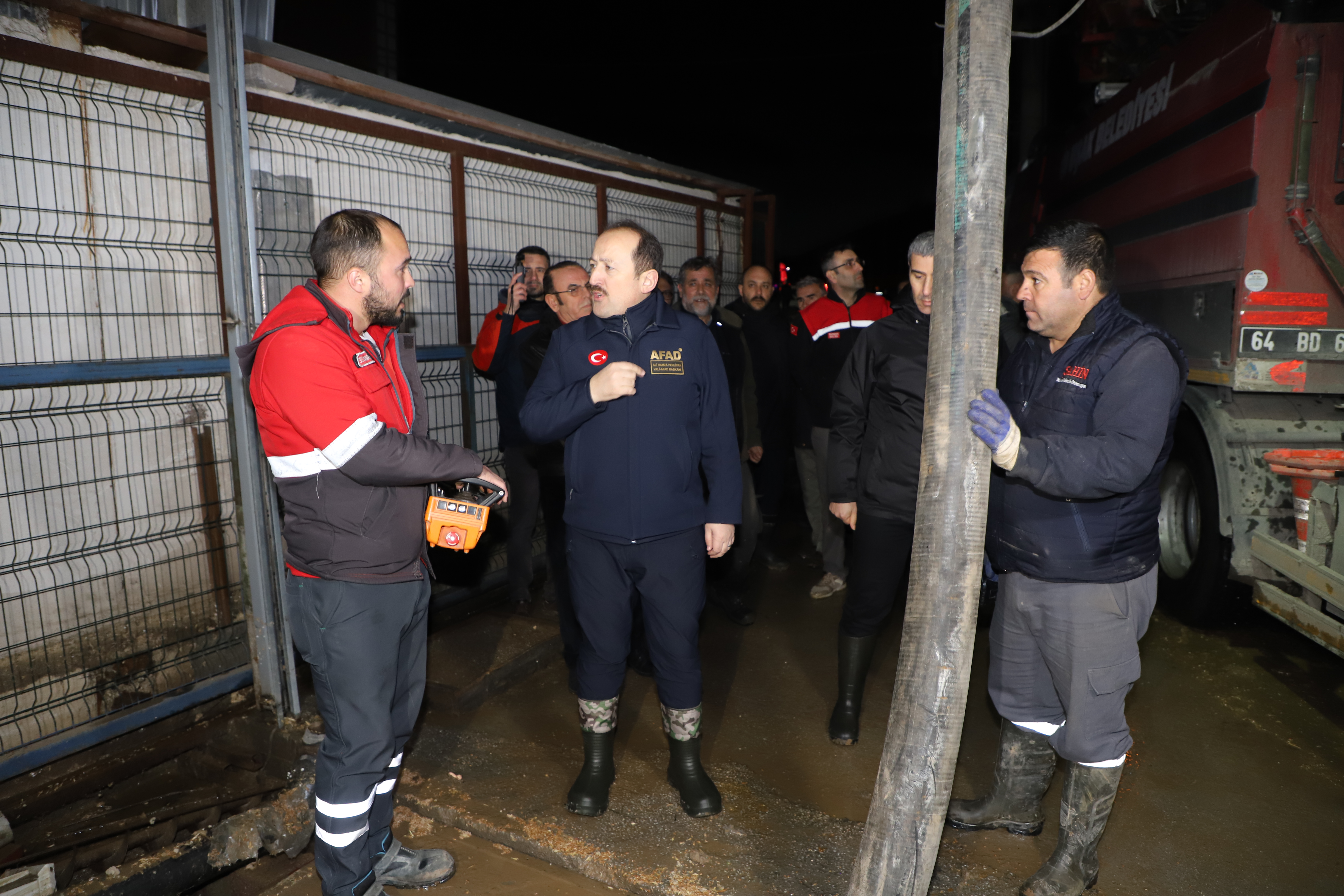AFAD Başkanı Pehlivan, Uşak'ta derenin taştığı bölgede incelemelerde bulundu: