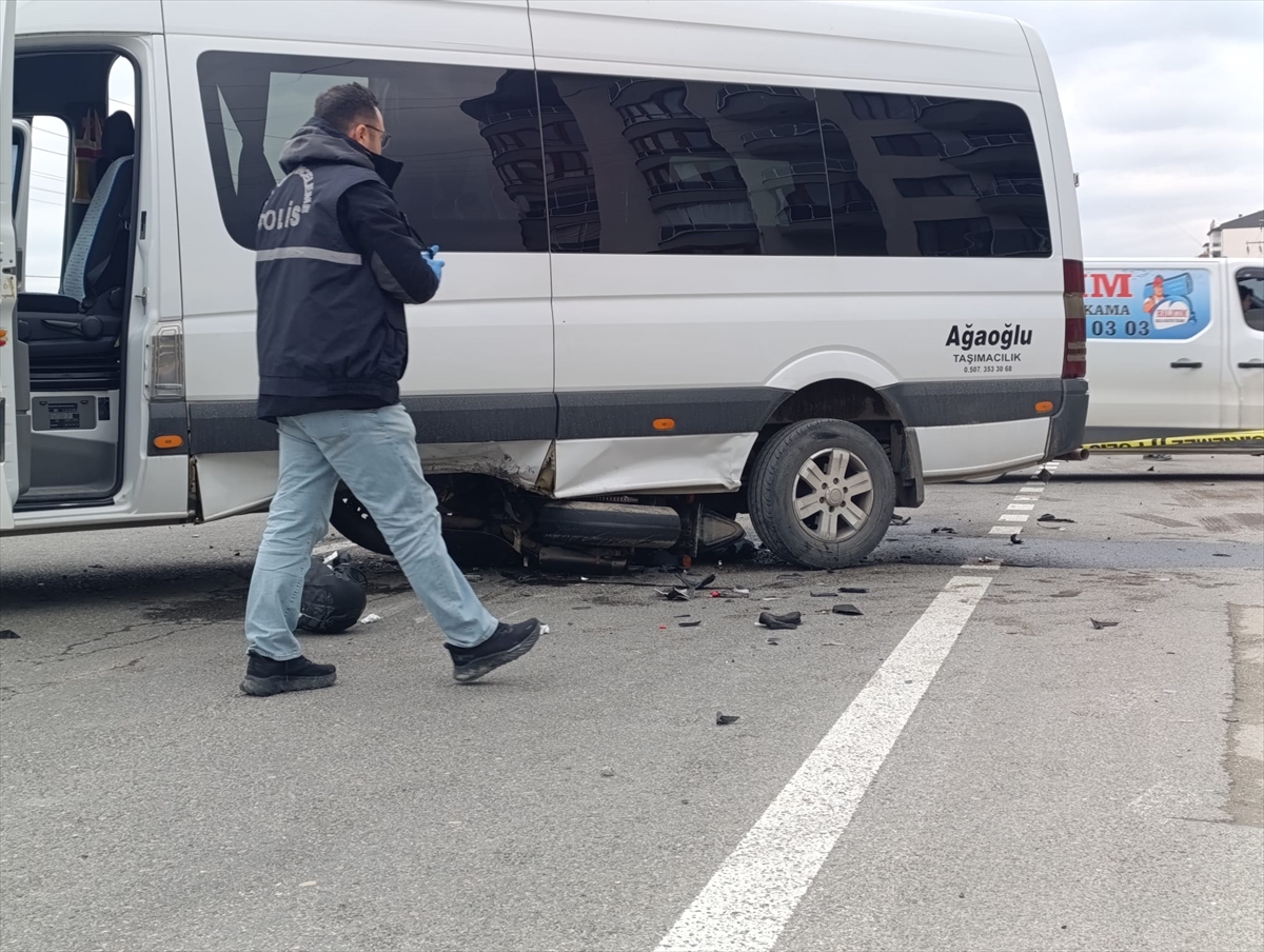 Afyonkarahisar'da minibüsün motosiklete çarpması sonucu bir kişi yaralandı