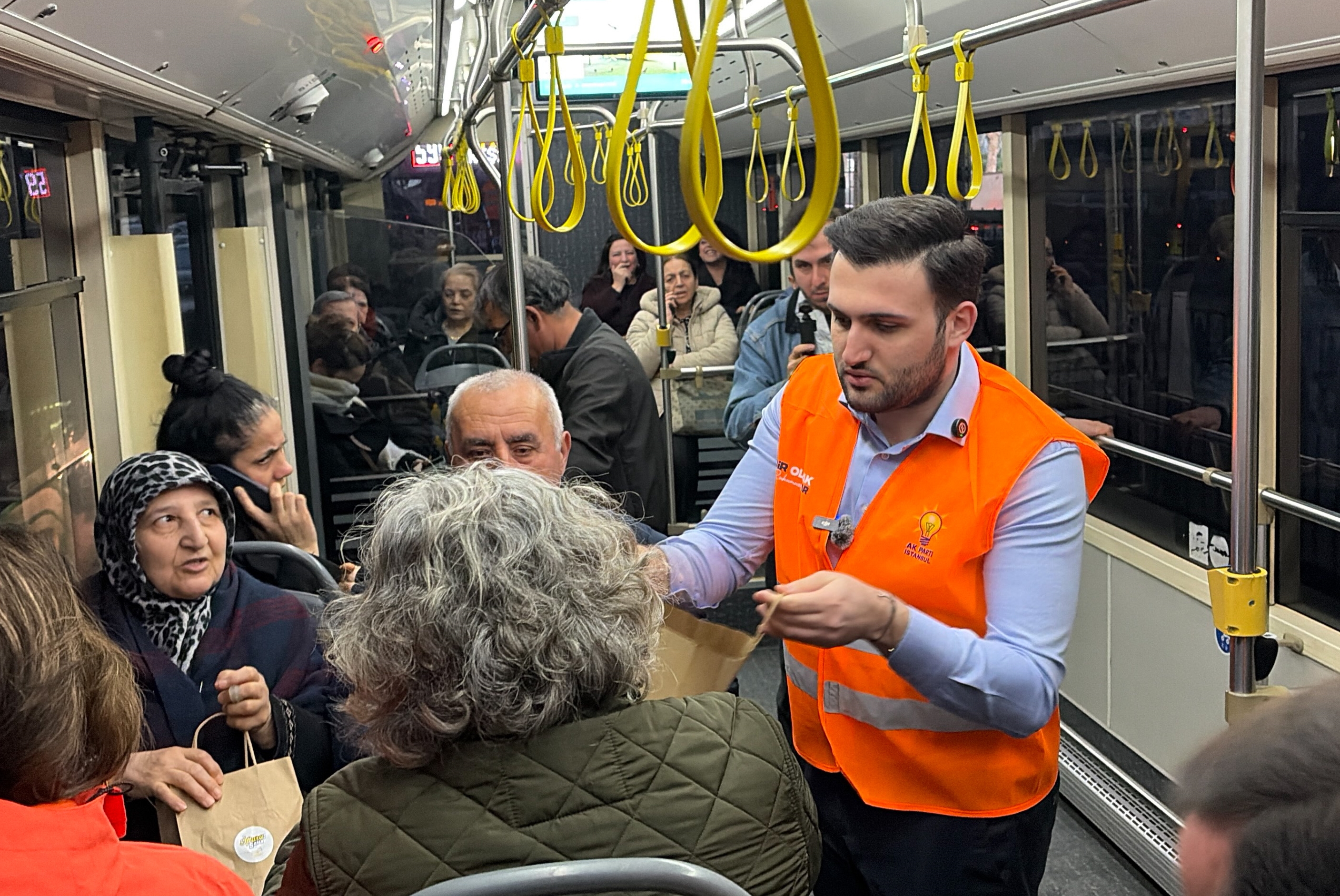 AK Parti Gençlik Kolları'ndan İstanbul'da trafikte kalan sürücülere iftariyelik
