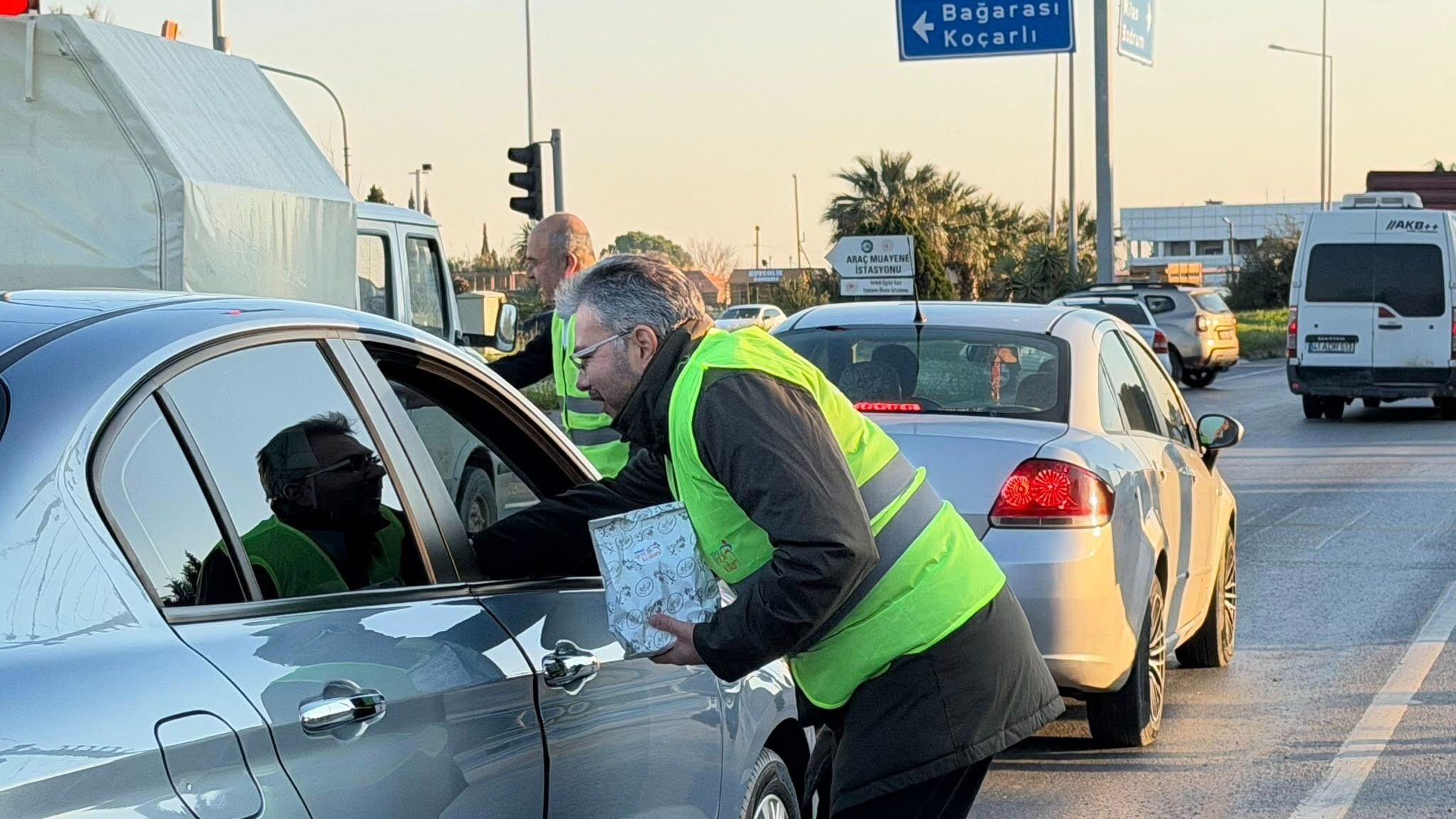 AK Parti milletvekilleri Aydın'da iftara yetişemeyenlere ikramlık dağıttı