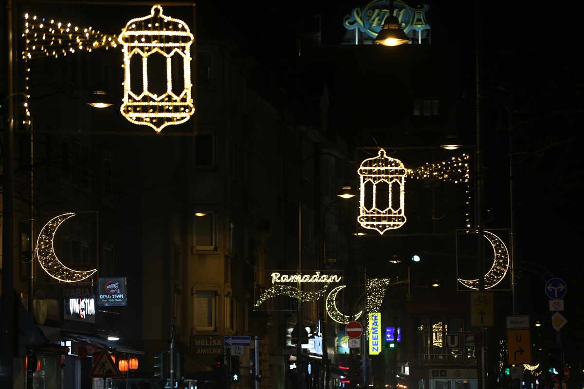 Almanya'da bazı şehirlerde ışıklarla süslenen caddeler ramazan boyunca aydınlatılacak