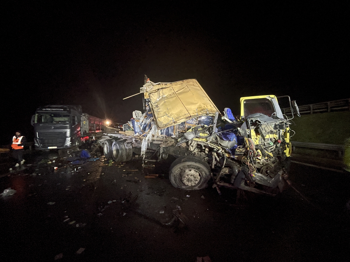 Anadolu Otoyolu'nda kamyon ile tırın çarpışması sonucu 1 kişi yaralandı