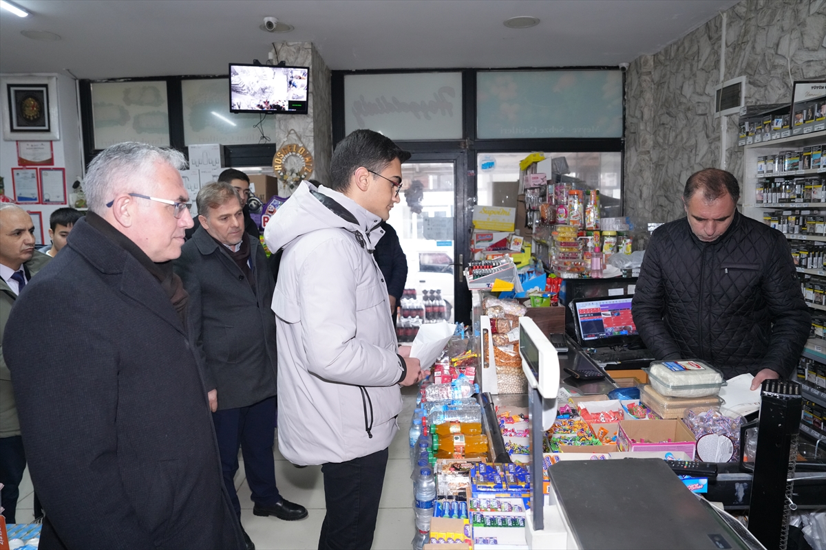 Ankara'da öğrenciler ve öğretmenler bakkalların veresiye defterindeki borçları ödedi