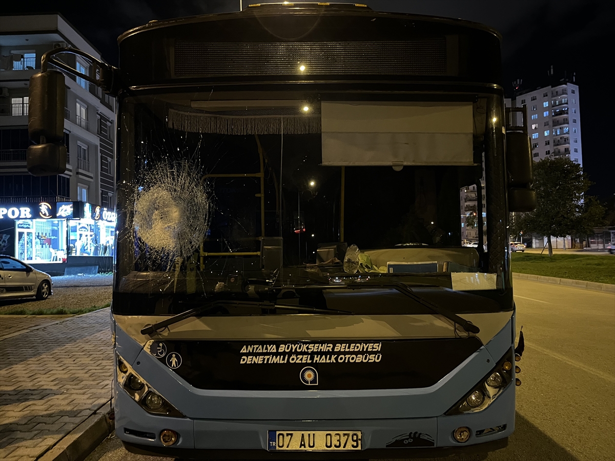 Antalya'da halk otobüsünün araç ve yayalara çarpması sonucu 5 kişi yaralandı