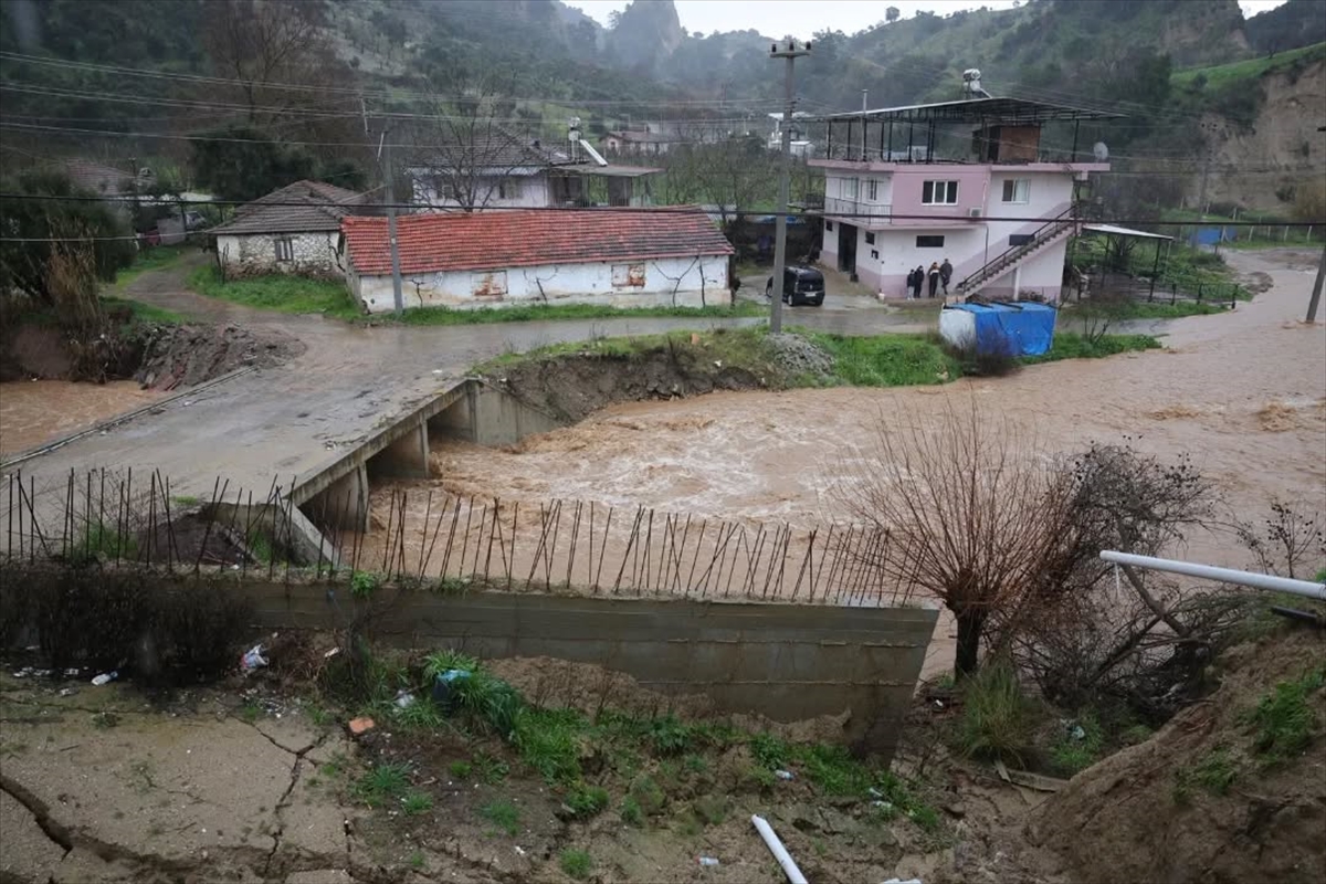 Aydın'da derenin taşması sonucu 9 ev tahliye edildi