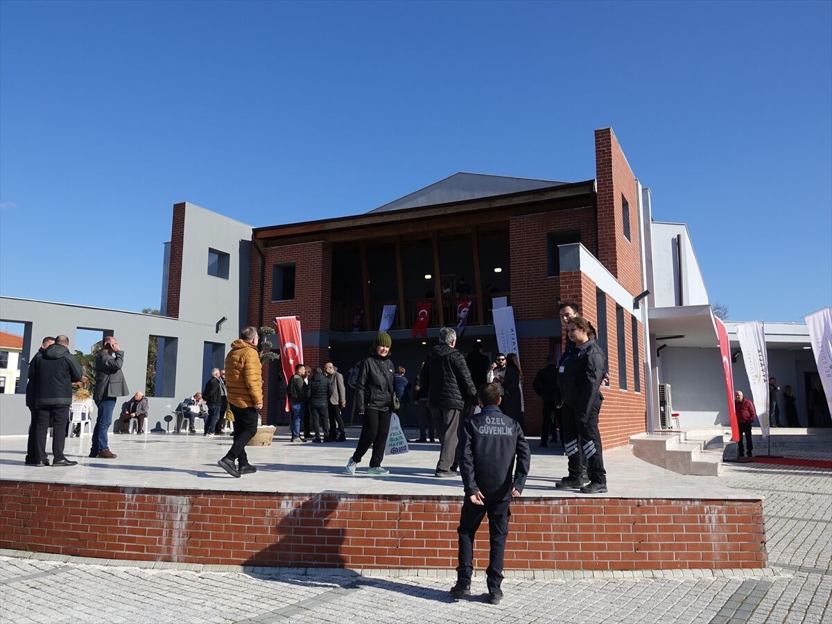 Ayvalık'ta KKTC Kurucu Cumhurbaşkanı Rauf Denktaş'ın adına kültür merkezi açıldı