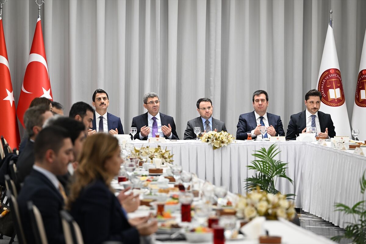 Bakan Gürlek HSK üyeleri ve çalışanlarıyla iftarda buluştu: