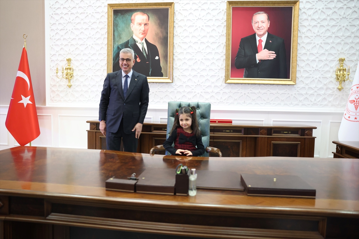 Bakan Memişoğlu, 'sağlık elçisi' Doğa ve sigarayı bıraktırdığı dedesiyle bir araya geldi