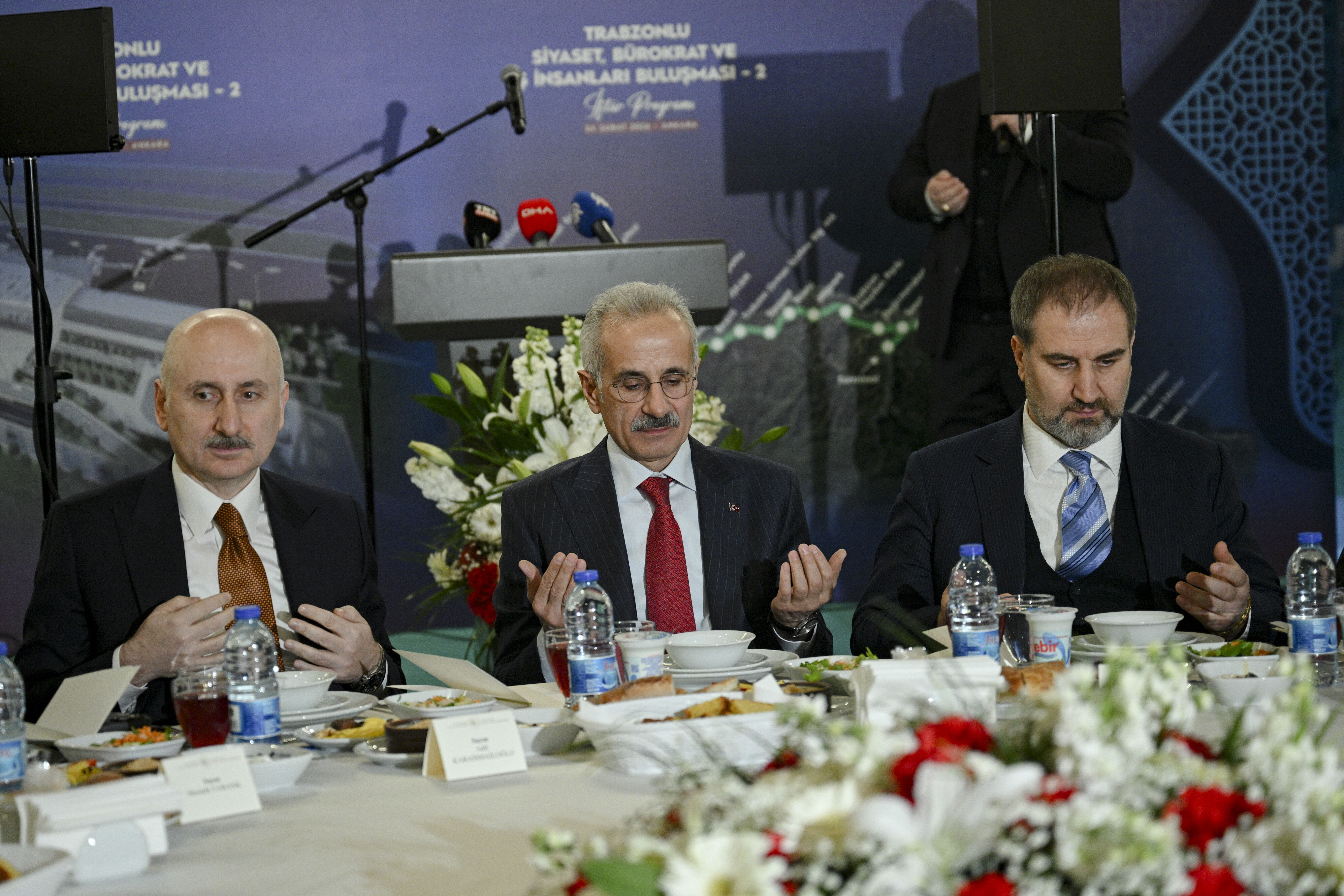 Bakan Uraloğlu, Trabzonlu iş ve siyaset dünyasının önde gelenleriyle iftarda buluştu: