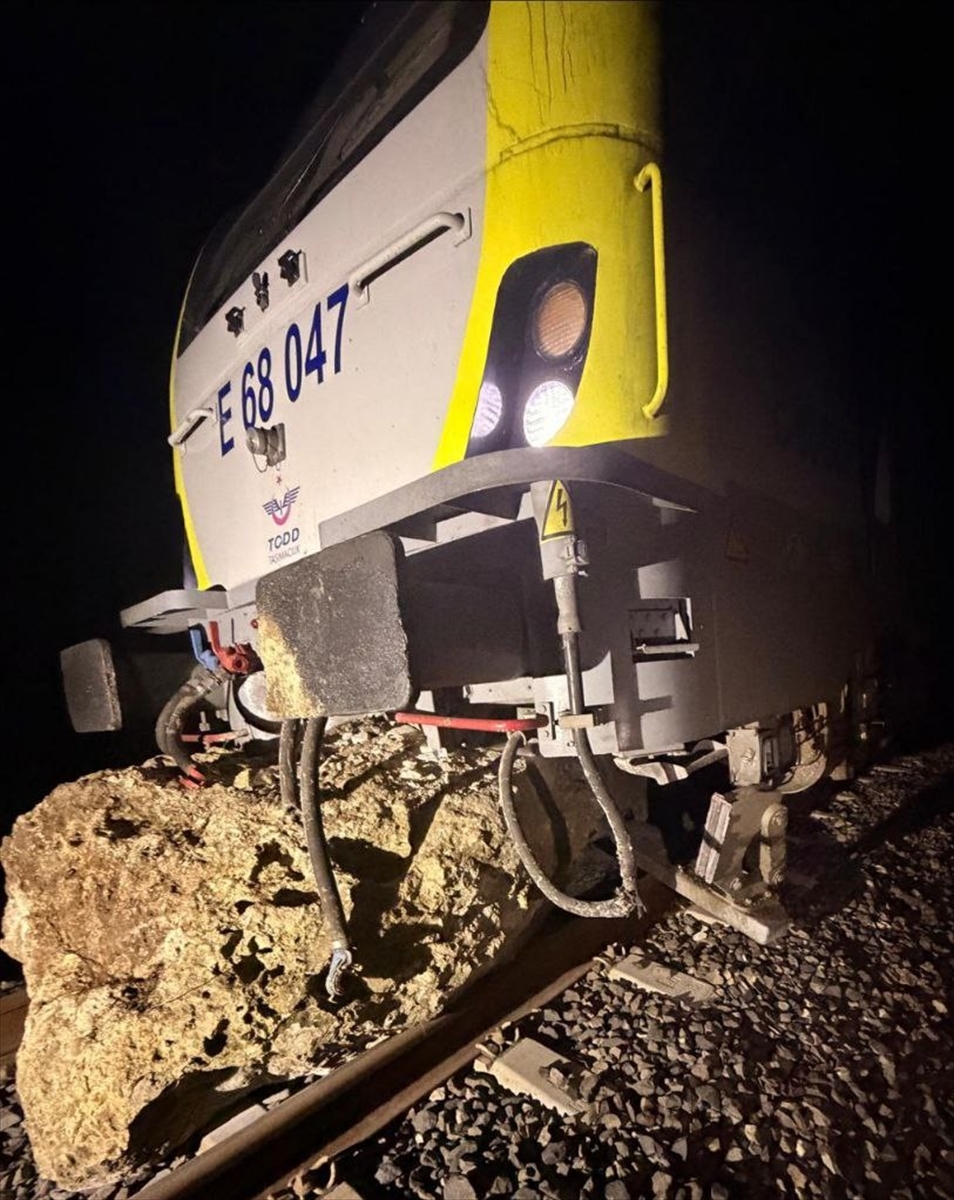 Balıkesir'de yolcu treninin lokomotifi, düşen kaya parçası nedeniyle raydan çıktı