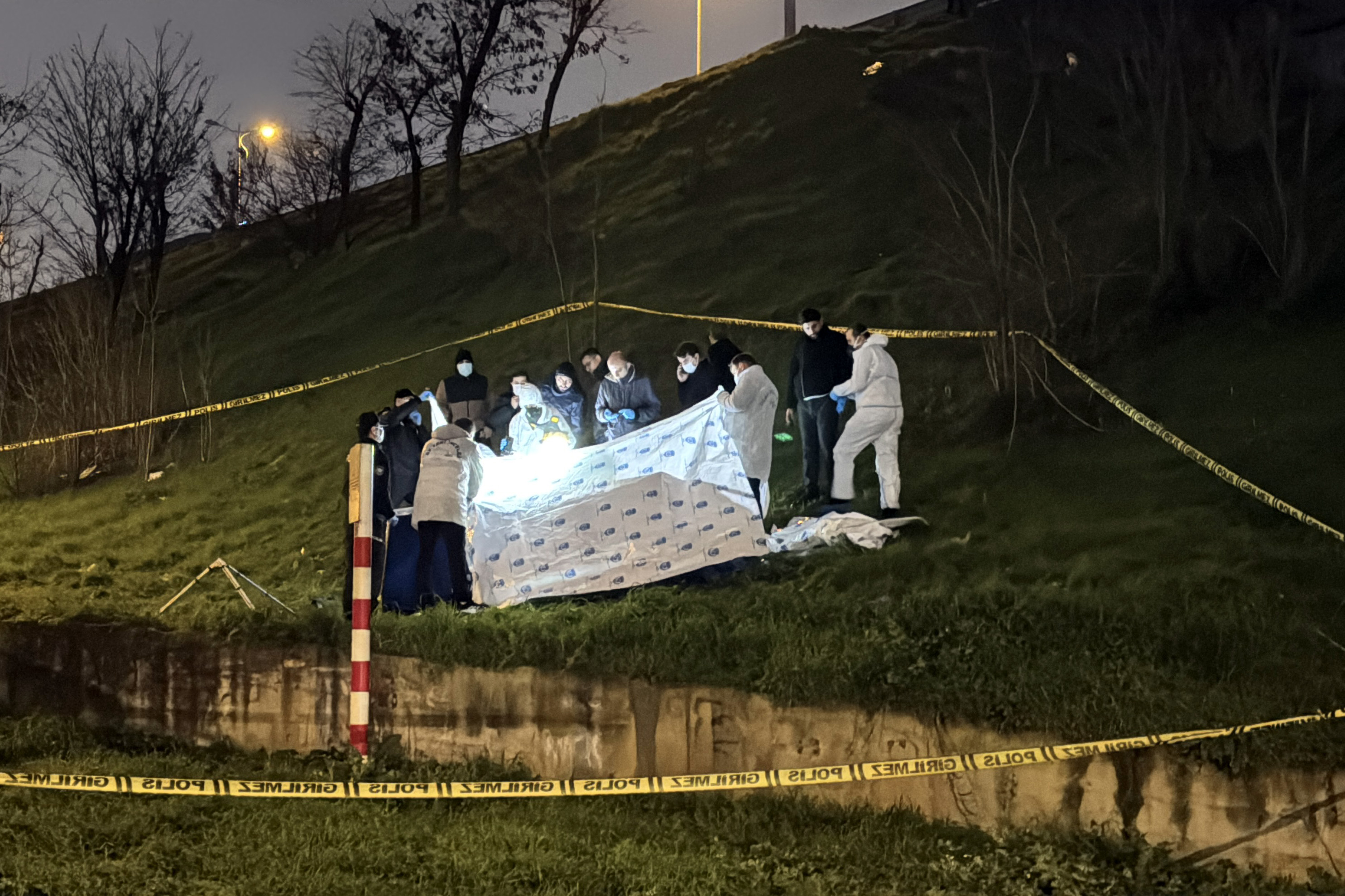 Bayrampaşa'da otoyol kenarında erkek cesedi bulundu