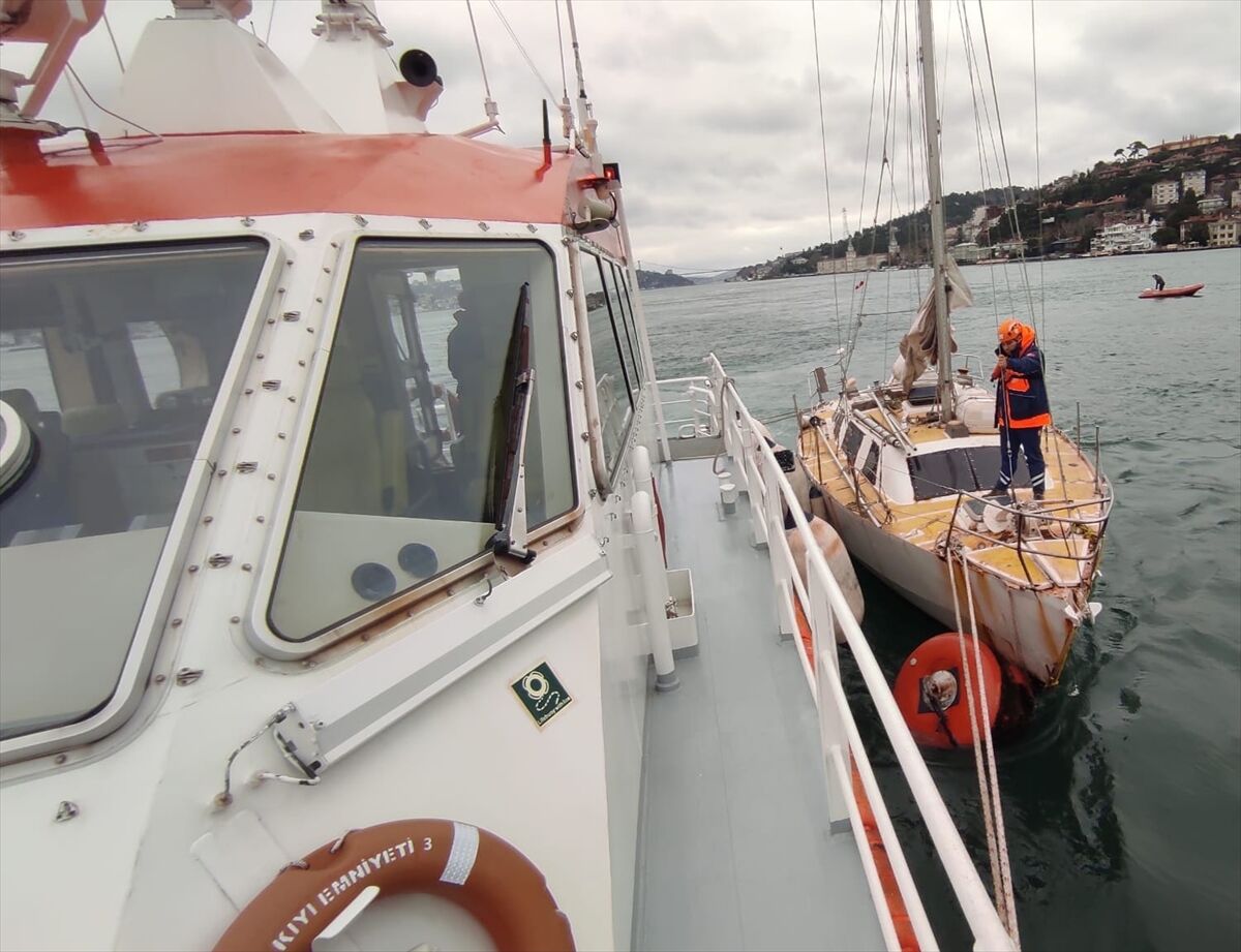 Beylerbeyi açıklarında sürüklenen boş tekne emniyete alındı