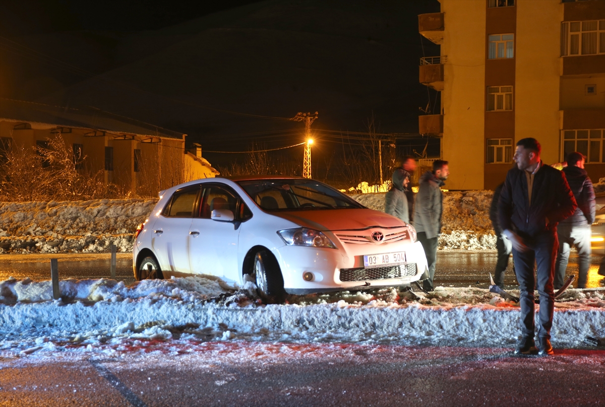 Bitlis'te buzlanma nedeniyle kontrolden çıkan 4 araç refüje çarptı