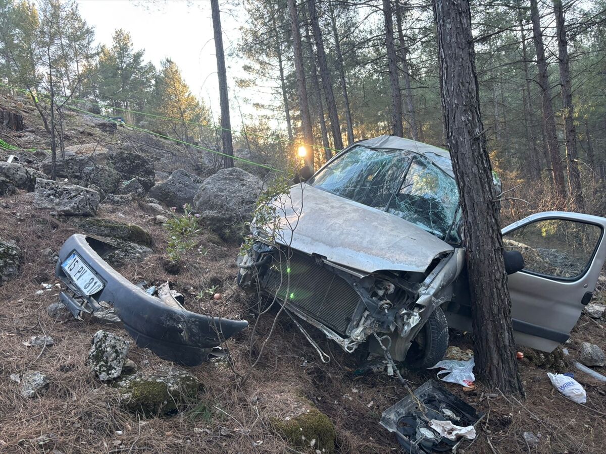 Burdur'da ormanlık alana devrilen araçtaki 3 kişi yaralandı