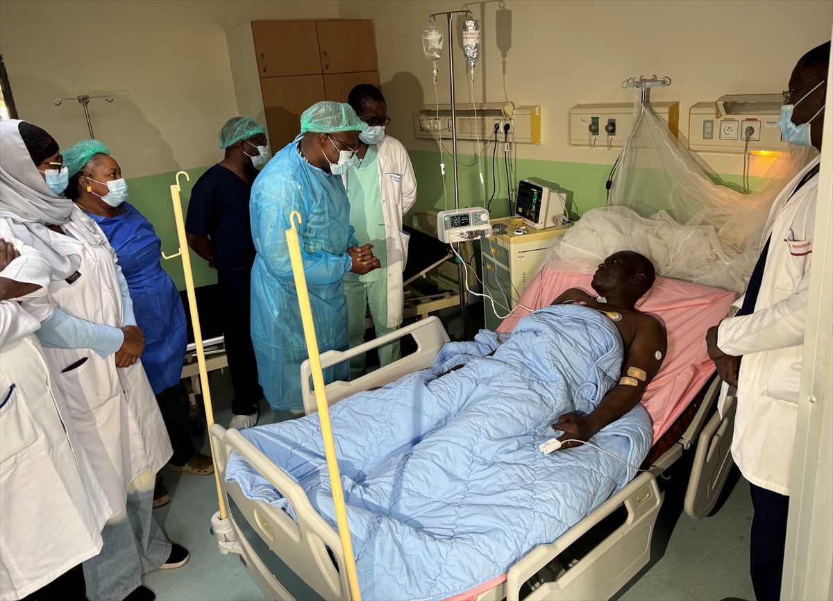 Burkina Faso Sağlık Bakanı Kargougou'dan Türk hekimlerin ameliyat ettiği hastalara ziyaret: