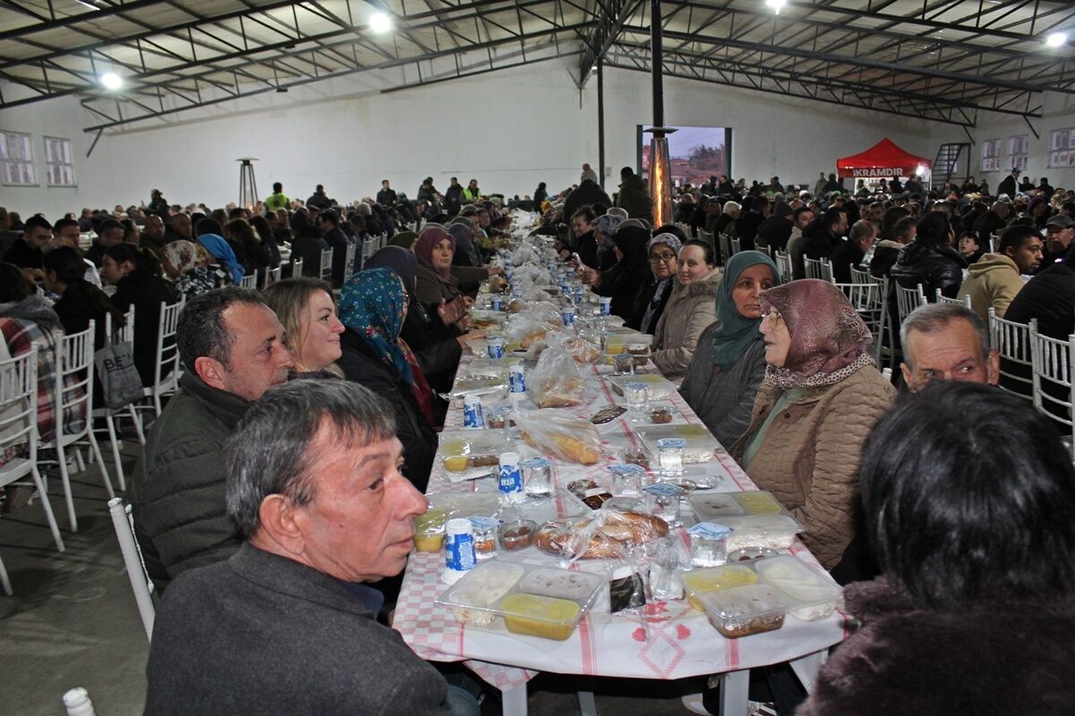 Çanakkale'nin Evreşe beldesinde vatandaşlar 2 bin kişilik iftar programında buluştu