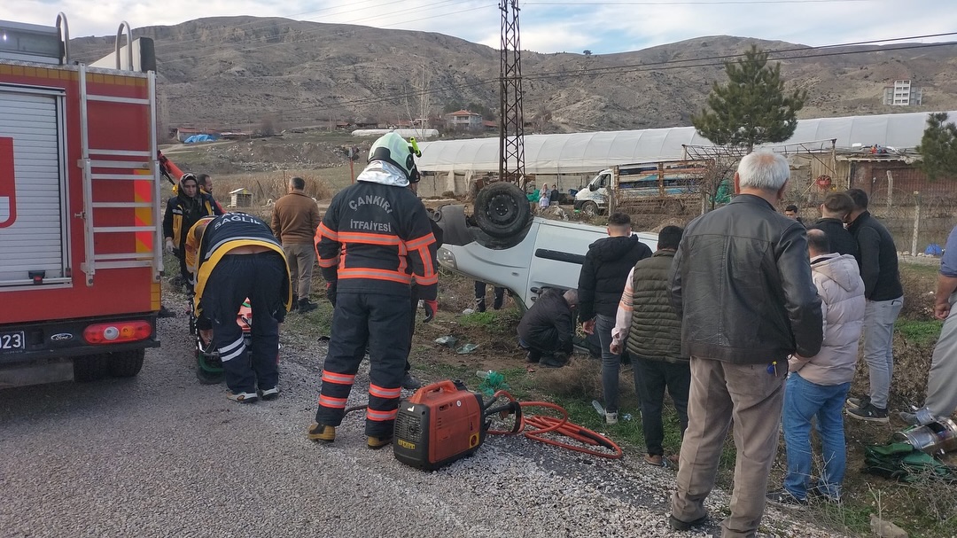 Çankırı'da şarampole devrilen hafif ticari araçtaki 4 kişi yaralandı