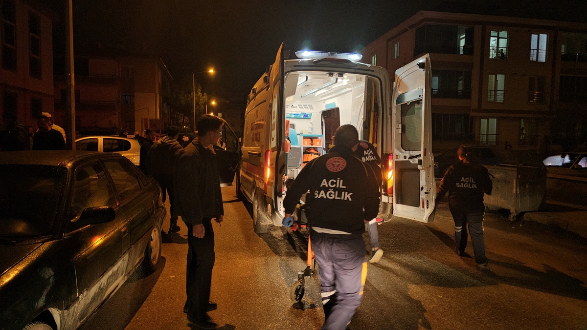 Çorum'da otomobil ile hafif ticari aracın çarpıştığı kazada 2 kişi yaralandı