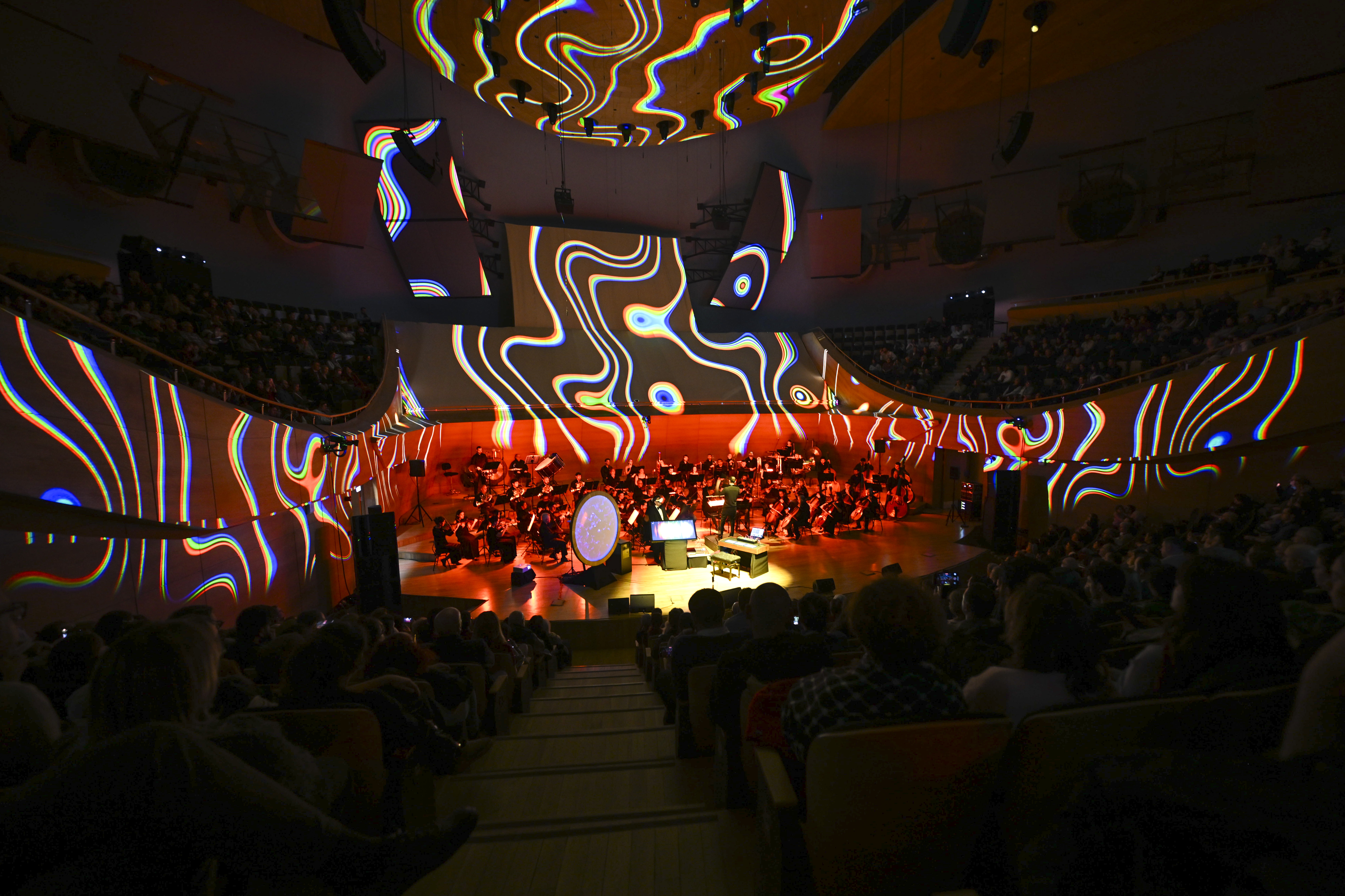 CSO, evrenin varoluşunu dijital enstrümanlarla anlatan 'Kozmik Senfoni'nin Türkiye prömiyerini yaptı