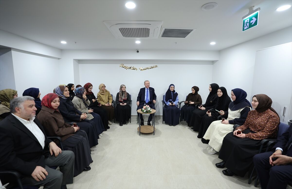 Cumhurbaşkanı Erdoğan, İstanbul'da kız öğrenci yurdunu ziyaret etti