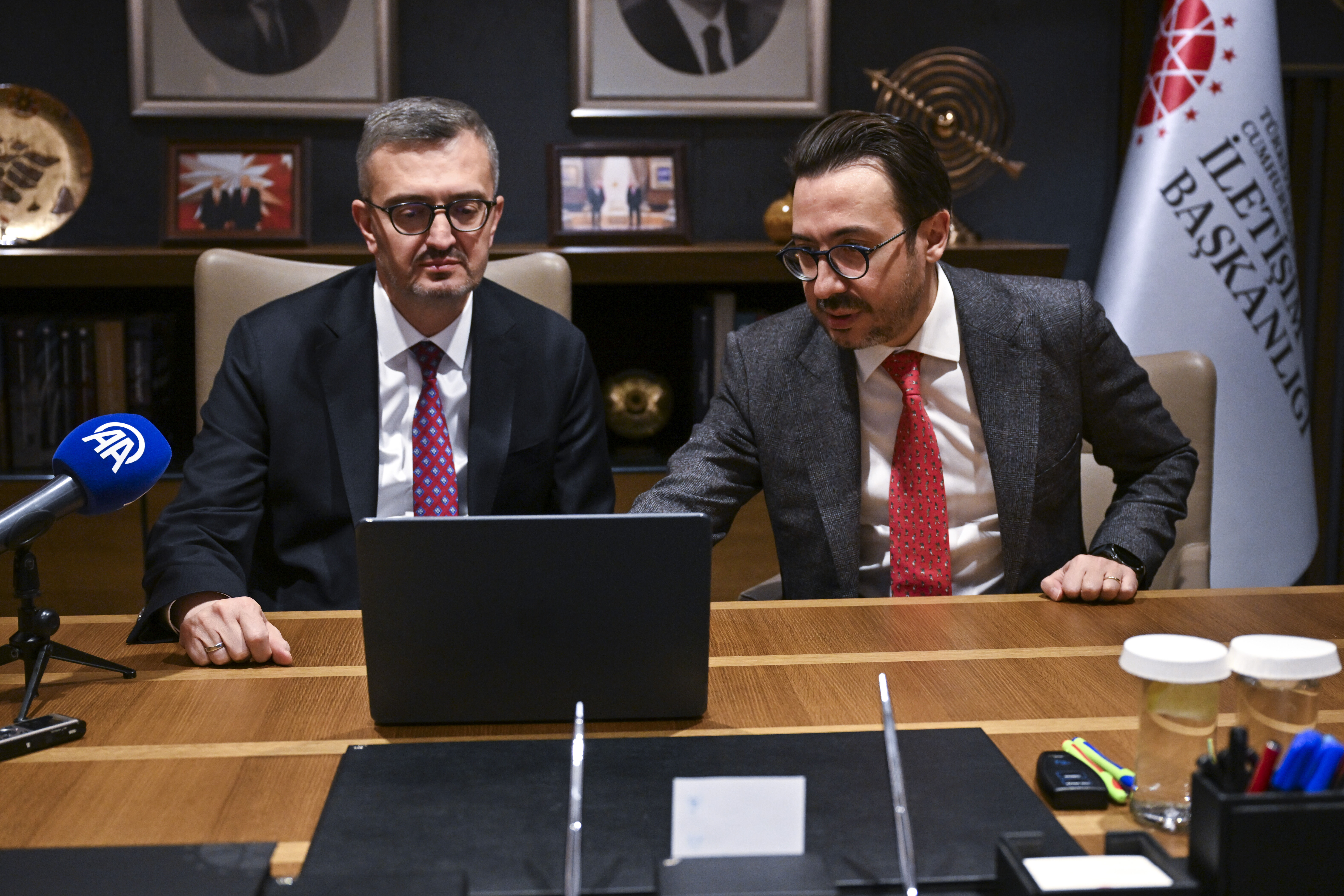 Cumhurbaşkanlığı İletişim Başkanı Duran, AA'nın 'Yılın Kareleri' oylamasına katıldı