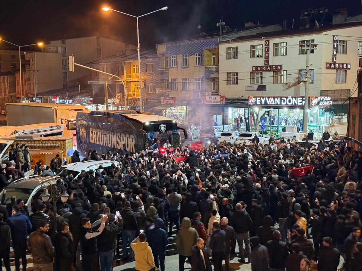 Deplasmandan galibiyetle dönen lider Erzurumspor FK, kentte coşkuyla karşılandı