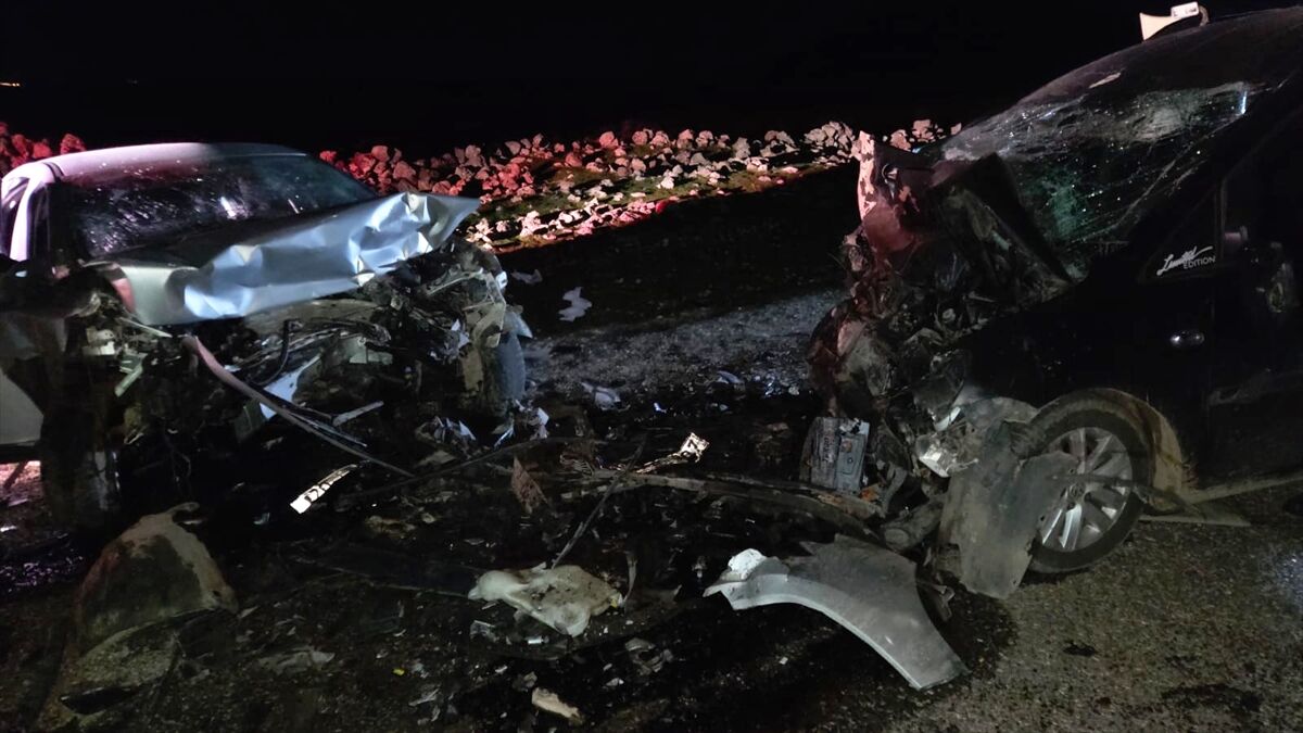 Diyarbakır'da iki aracın çarpıştığı kazada 5 kişi öldü, 2 kişi yaralandı