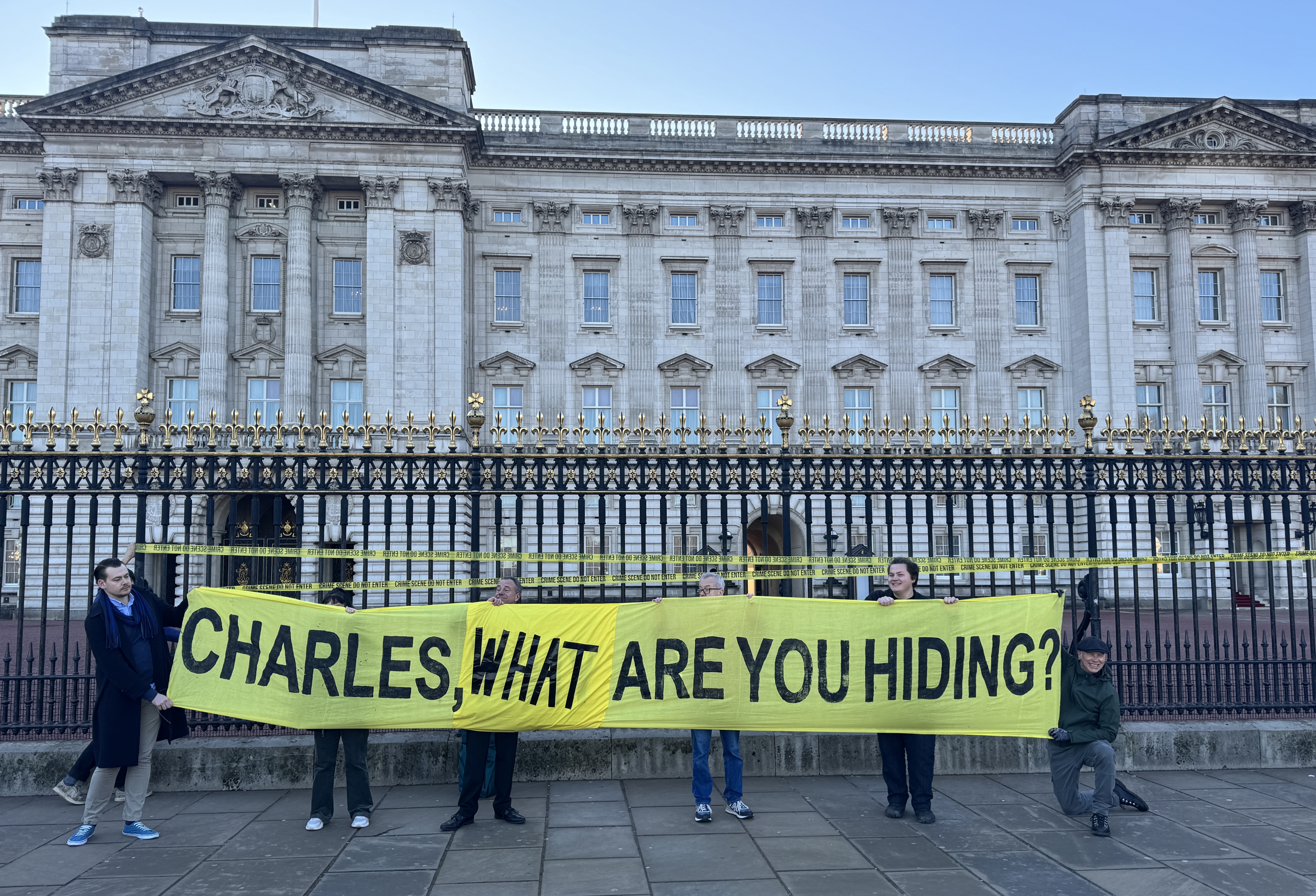 Epstein iddialarına sessiz kalan Buckingham Sarayı'na 'Suç mahallidir girilmez' şeridi çekildi