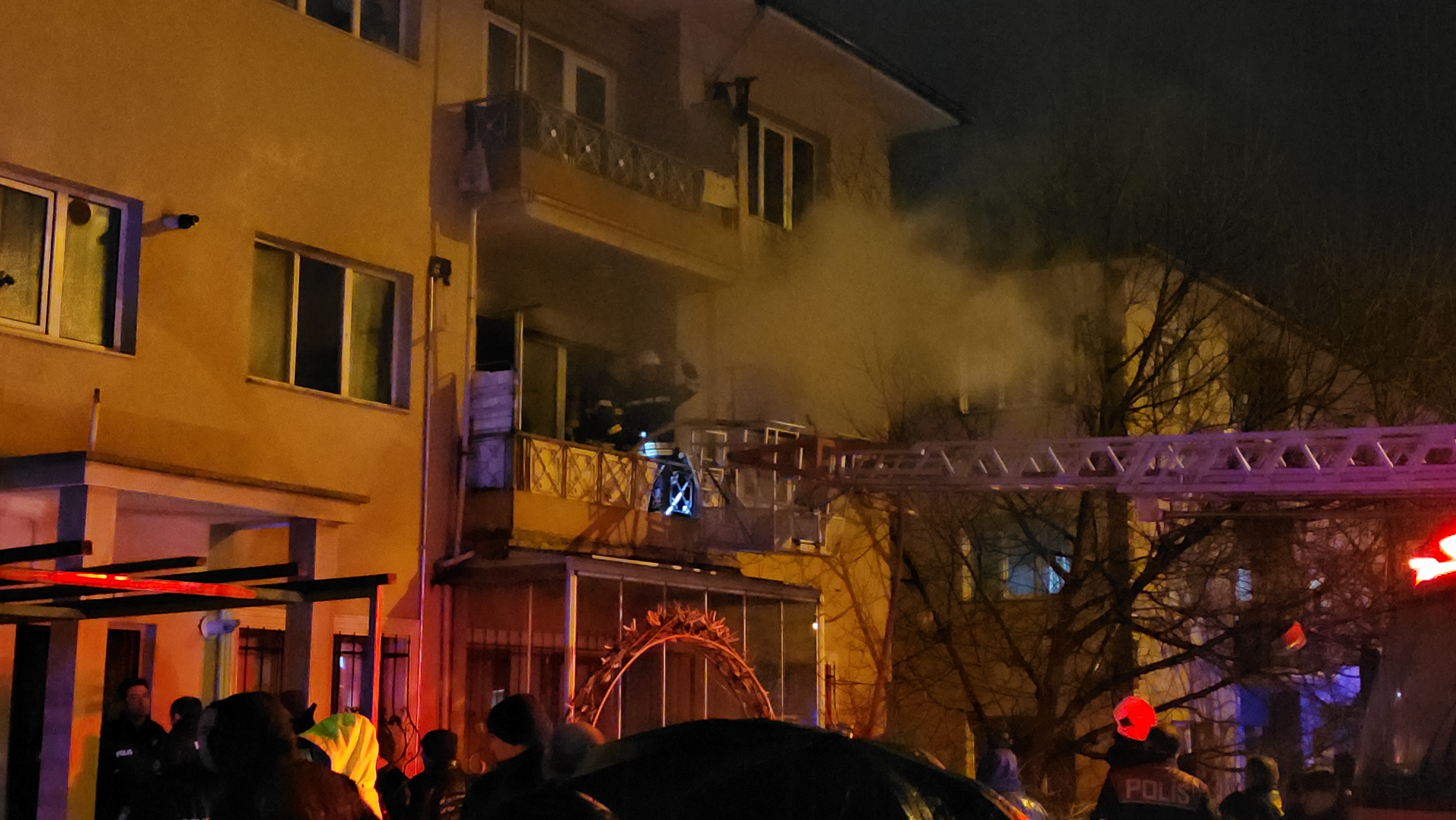 Erzincan'da apartman dairesinde çıkan yangında 8 kişi dumandan etkilendi