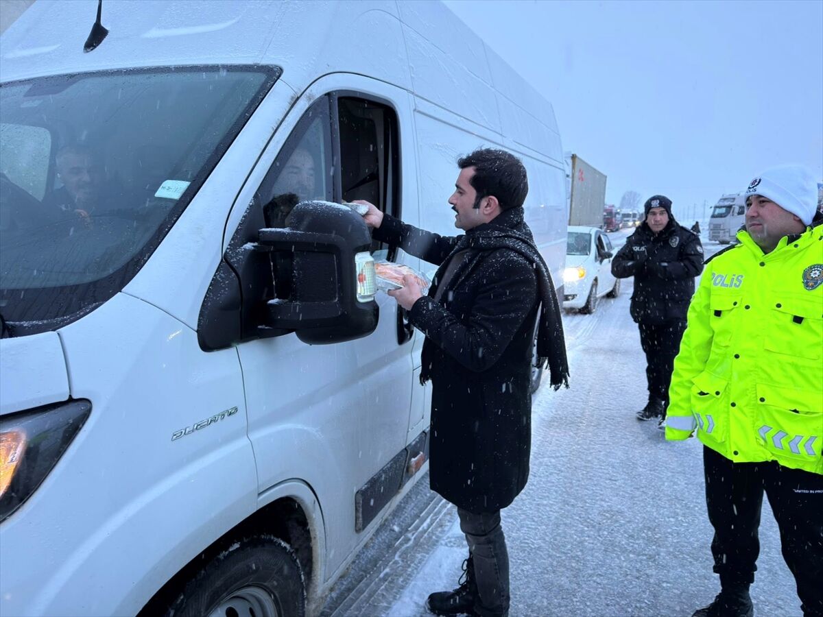 Erzincan'daki kar ve tipi nedeniyle kara yollarında ulaşım güçlükle sağlanıyor