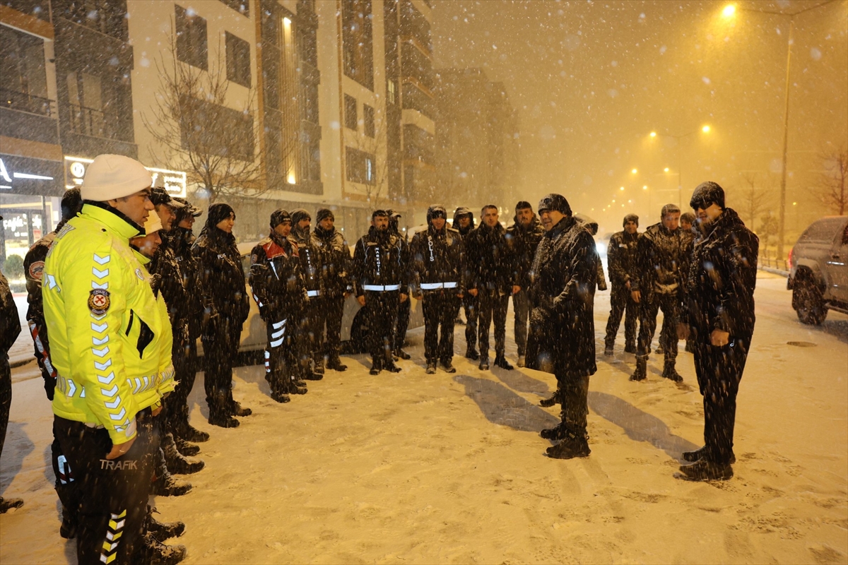 Erzurum polisi yoğun kar yağışında huzur ve güven için denetimde