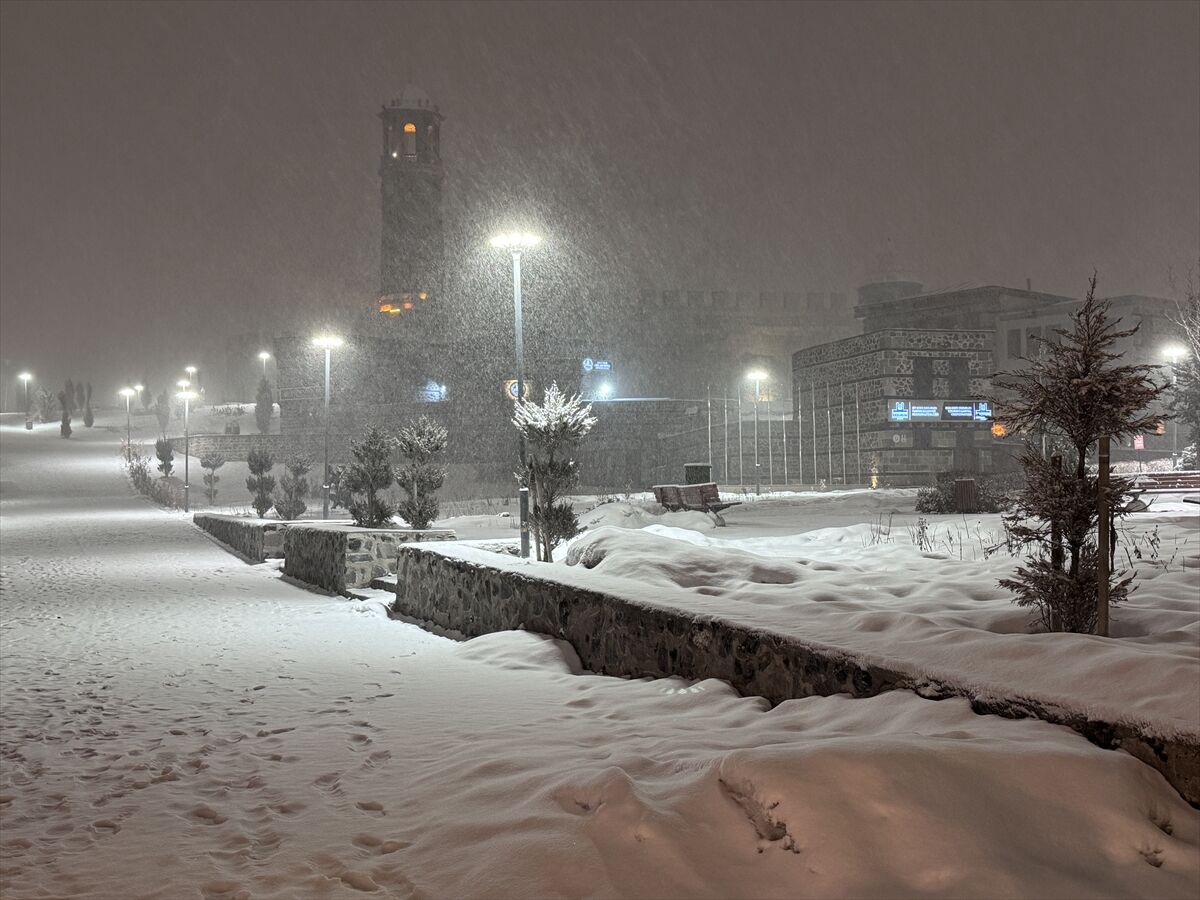 Erzurum'da yoğun kar yağışı etkili oluyor