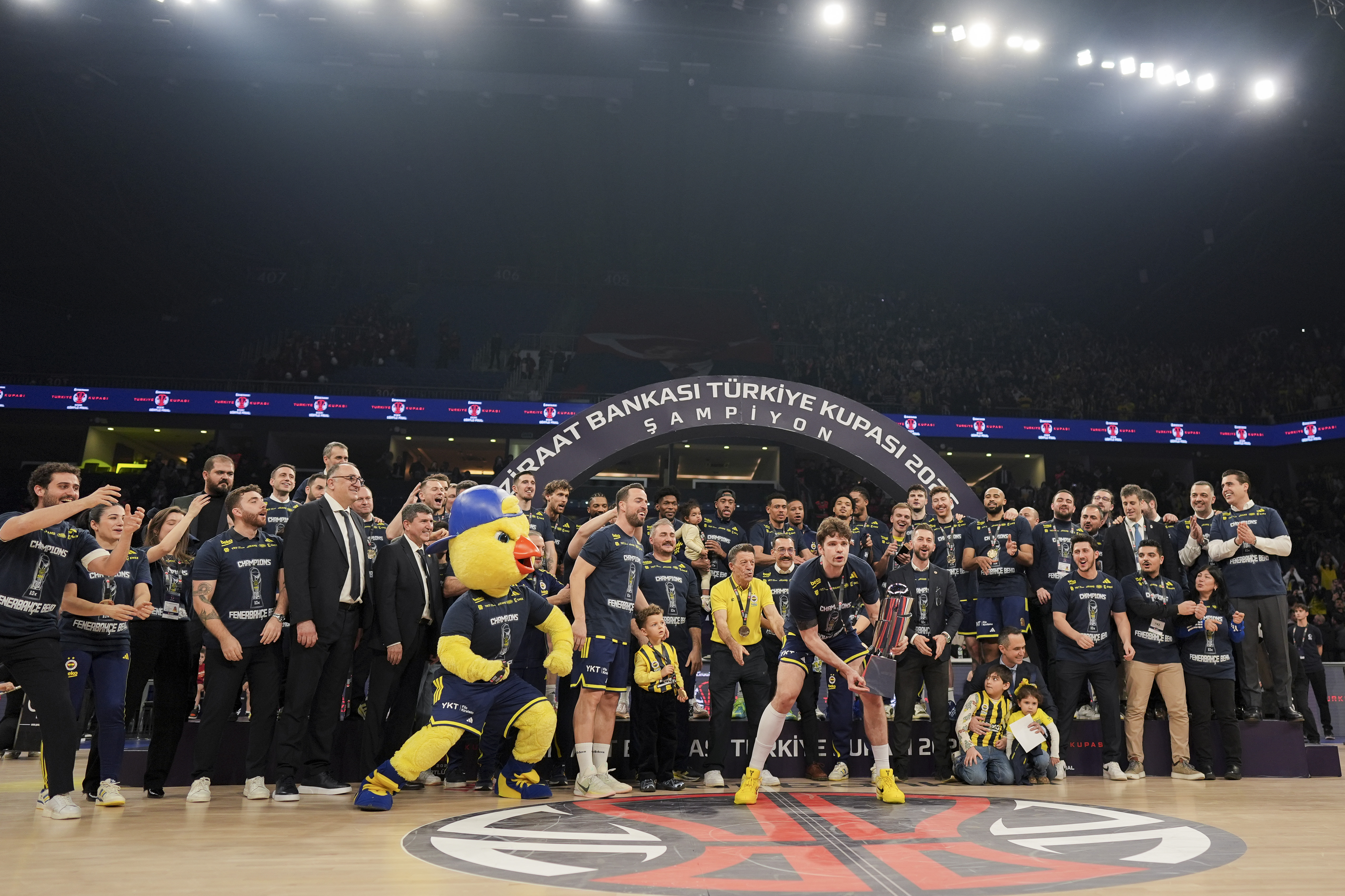 Fenerbahçe Beko kupasını aldı