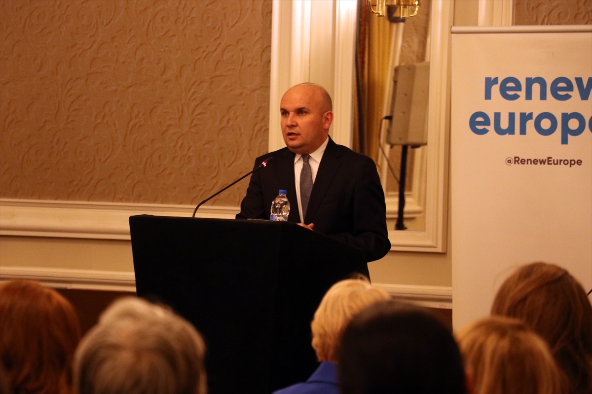 Gazeteci Nahide Deniz, Atatürk'ün Sofya yıllarını anlatan kitabını Bulgaristan'da tanıttı