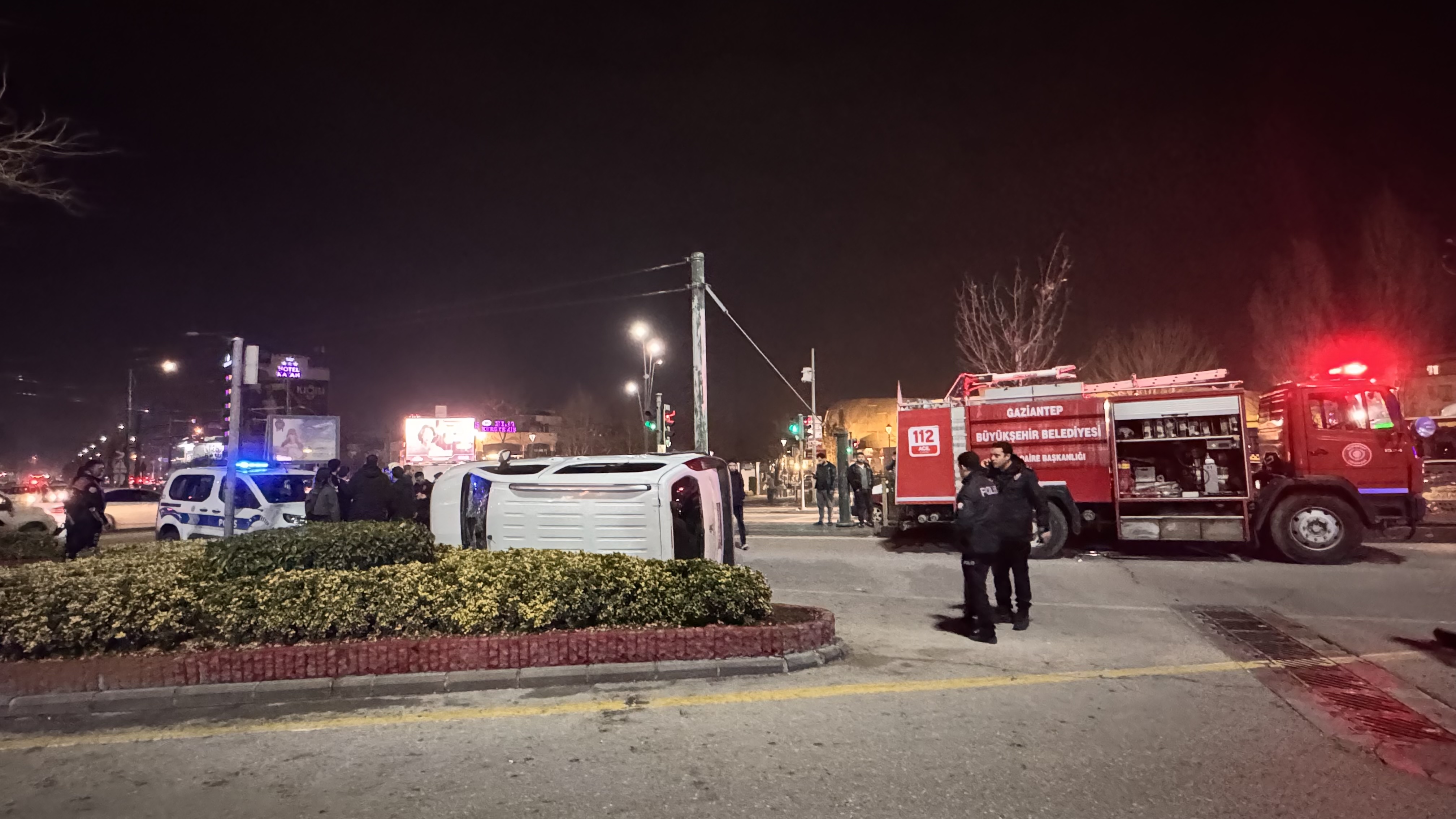 Gaziantep'te hafif ticari araç ile otomobilin çarpıştığı kazada 3 kişi yaralandı