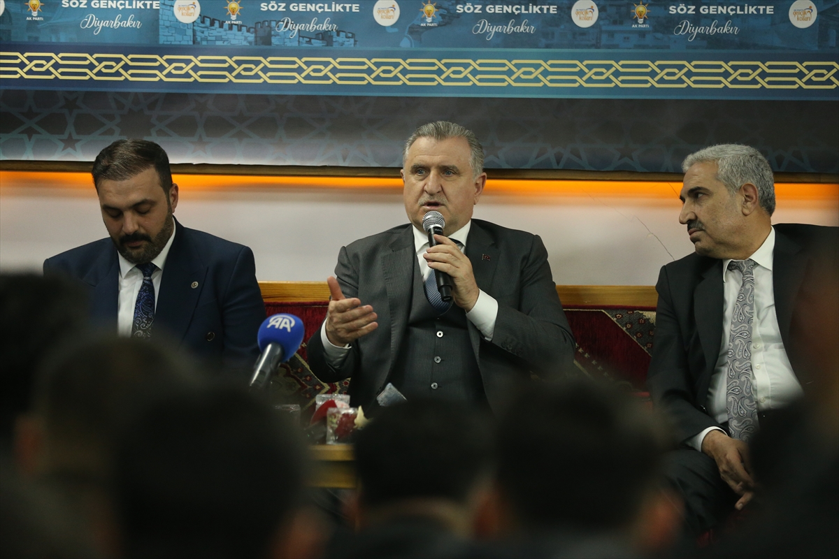 Gençlik ve Spor Bakanı Bak, Diyarbakır'da gençlerle bir araya geldi: