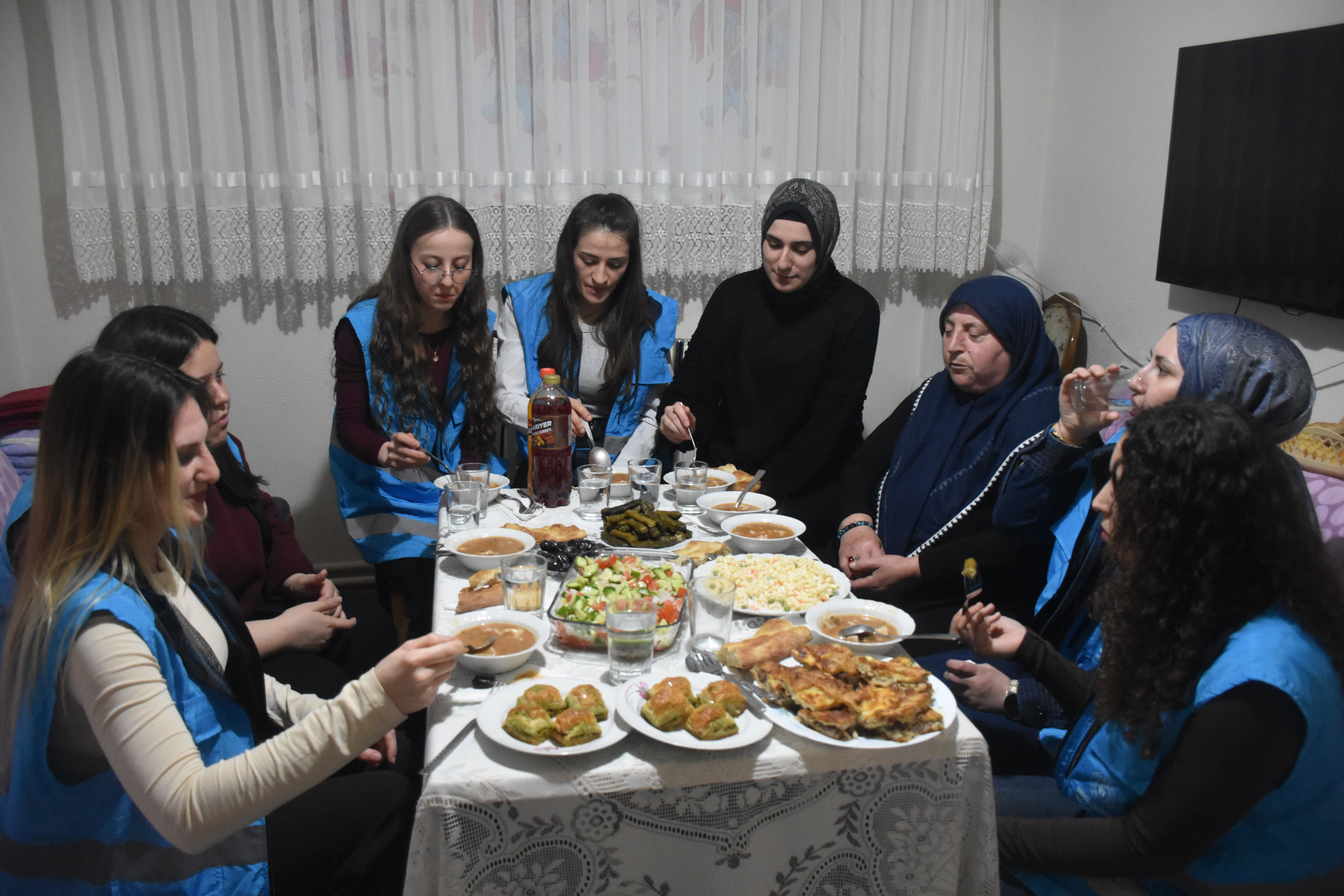 Gümüşhane'de üniversite öğrencileri ramazanda yaşlıları yalnız bırakmıyor