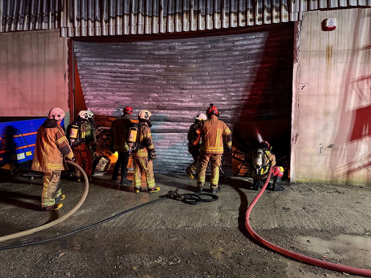 GÜNCELLEME - İzmir'de mobilya atölyesinde çıkıp depoya sıçrayan yangın kontrol altına alındı