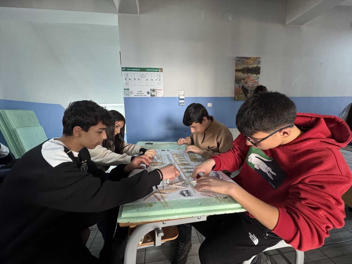 Hakkari'de öğrenciler model uçak eğitimiyle havacılığa ilk adımı atıyor