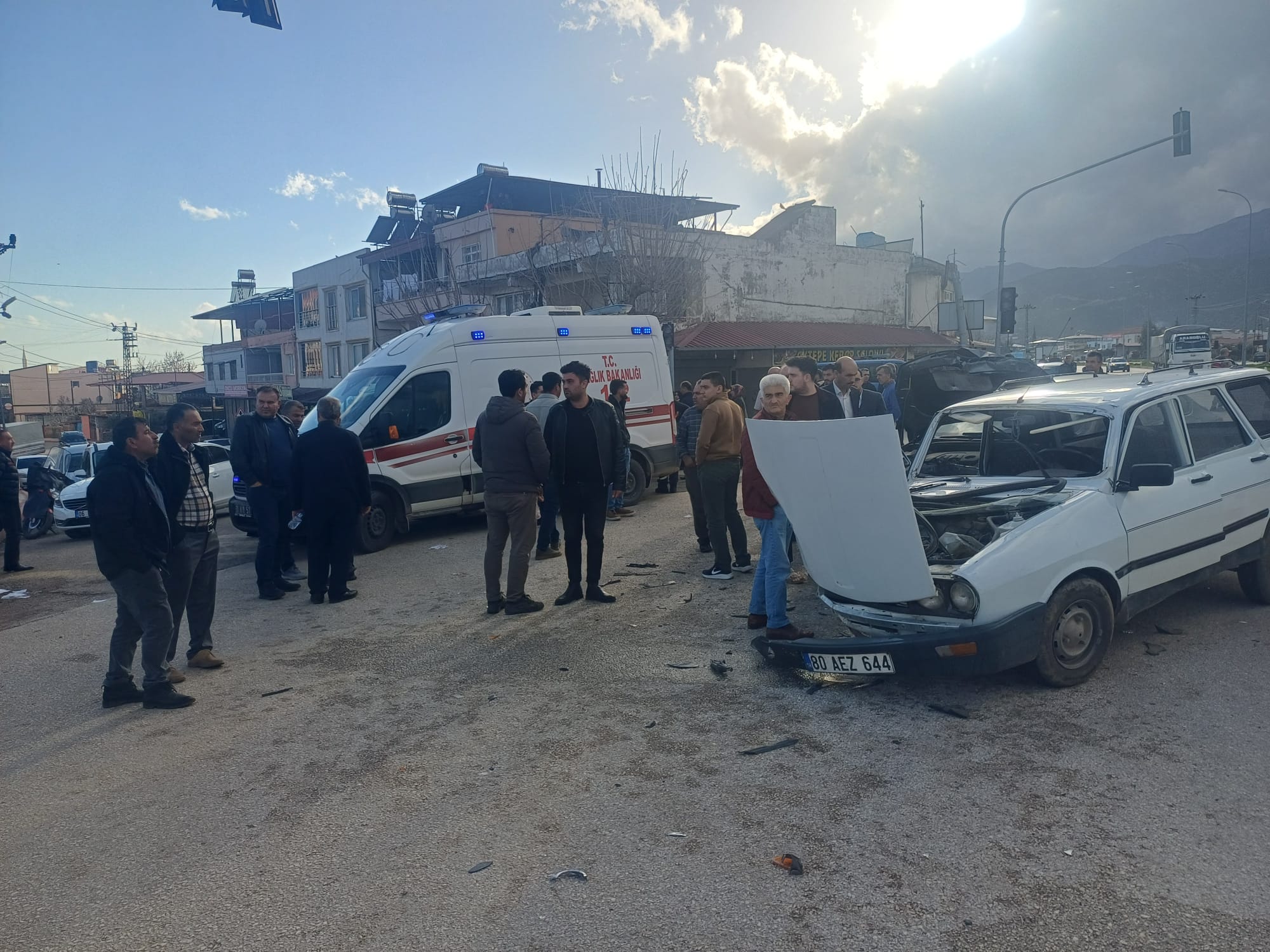 Hatay'da 2 otomobilin çarpıştığı kazada 4 kişi yaralandı