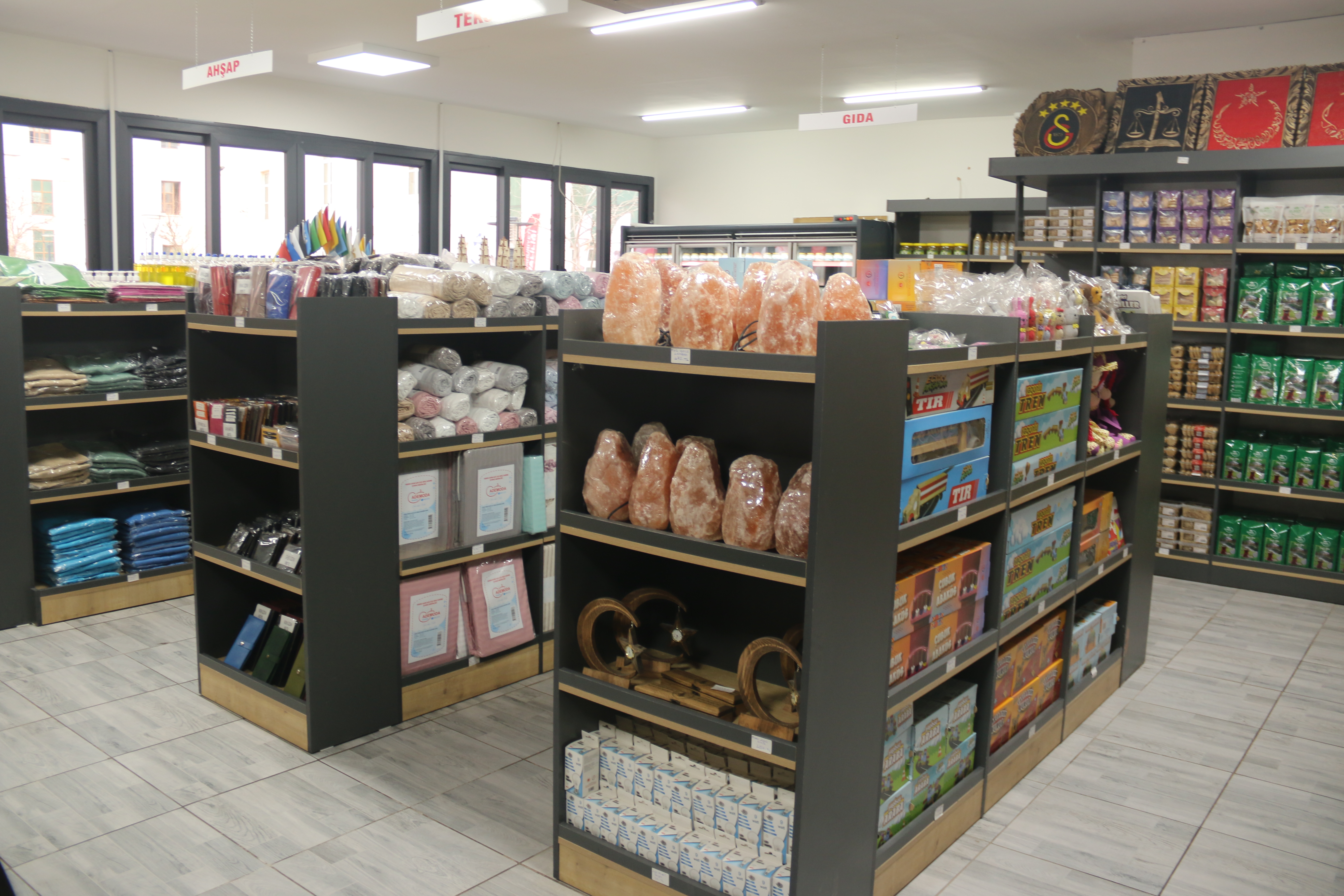 Hatay'da hükümlülerin ürettiği ürünler açılan mağazada satışa sunuldu