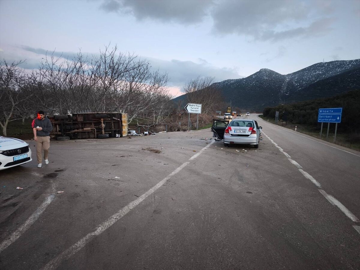 Isparta'da otomobil ile kamyonetin çarpışması sonucu 5 kişi yaralandı