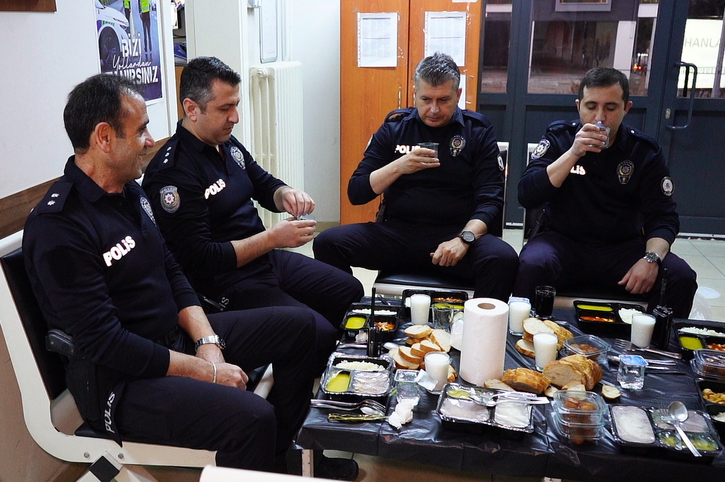 Isparta'da polisler ilk iftarını görev başında yaptı