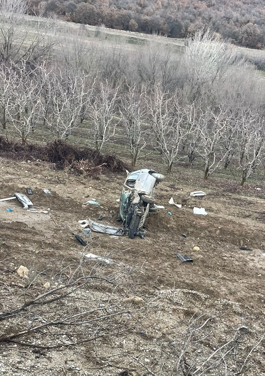 Isparta'da şarampole devrilen otomobilde 1 kişi öldü, 1 kişi yaralandı