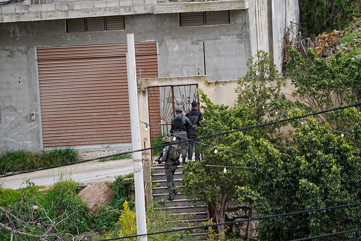 İsrail ordusu, işgal altındaki Batı Şeria'da baskınlar düzenledi