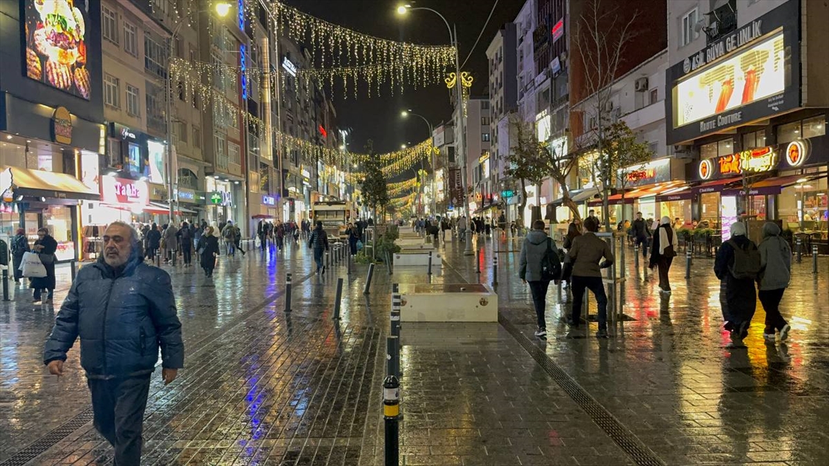 İstanbul'da cadde ve sokaklar ramazan temalı süslemelerle ışıklandırıldı