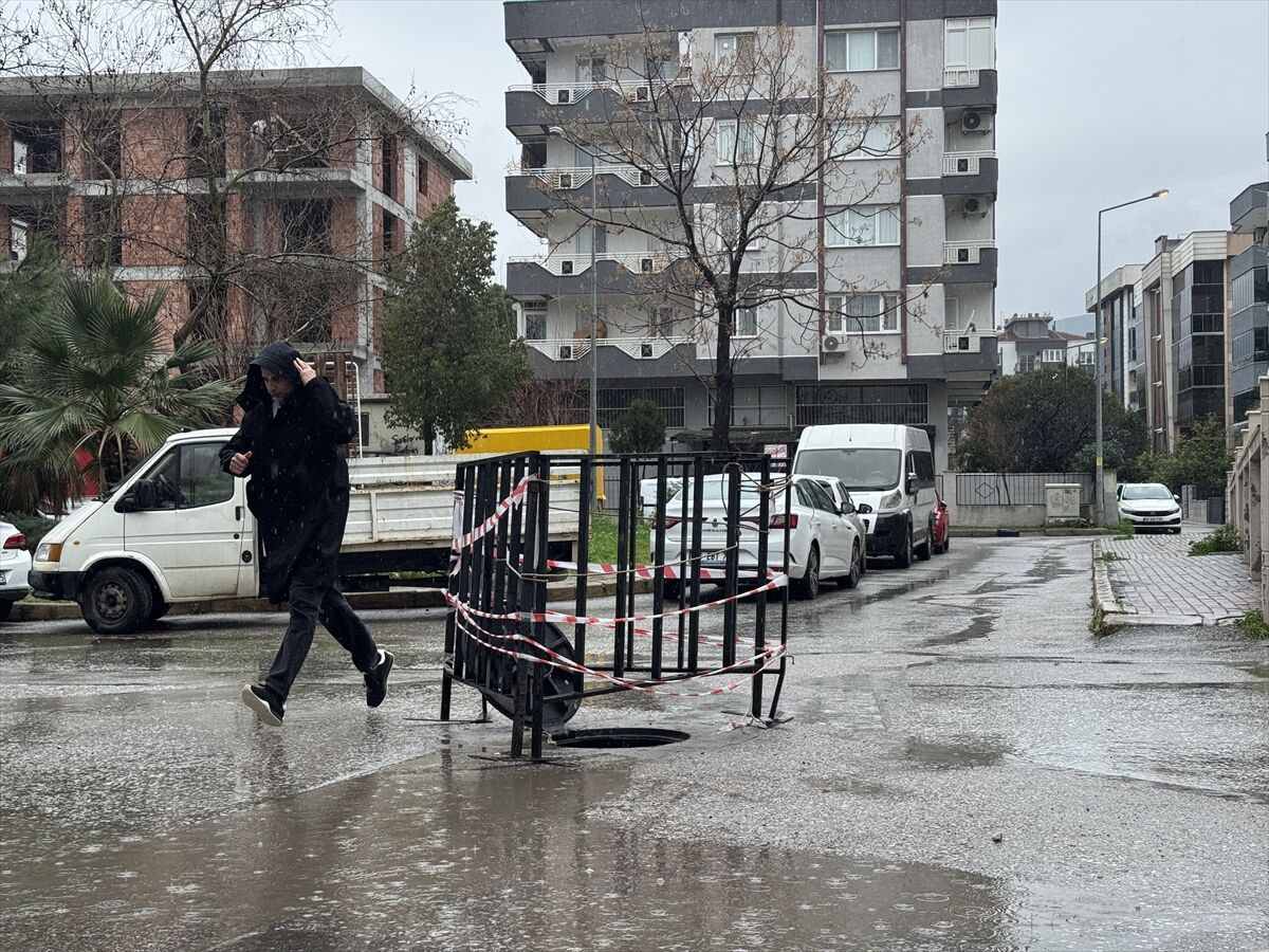 İzmir'de esnaf yağış sonrası biriken suyu rögar kapaklarını açarak tahliye etti