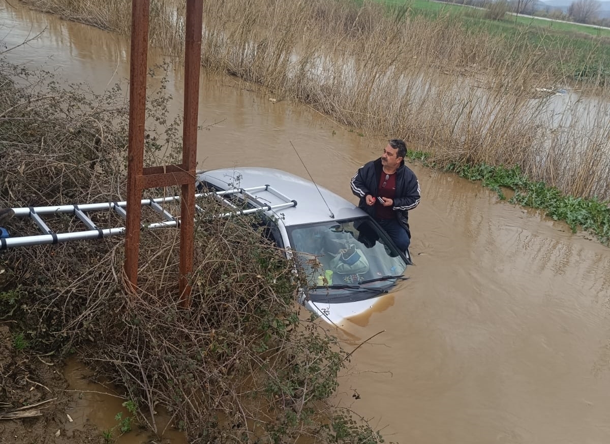 İzmir'de suların içinde otomobilde mahsur kalan 2 kişi kurtarıldı