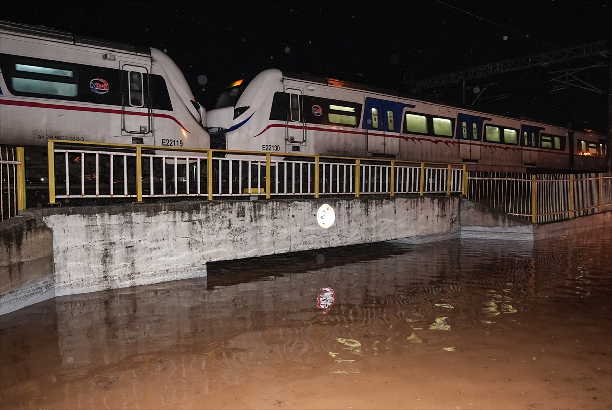 İzmir'de suyla dolan alt geçitte kamyonette mahsur kalan sürücü öldü
